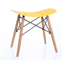 tabouret en plastique stable avec pied en bois